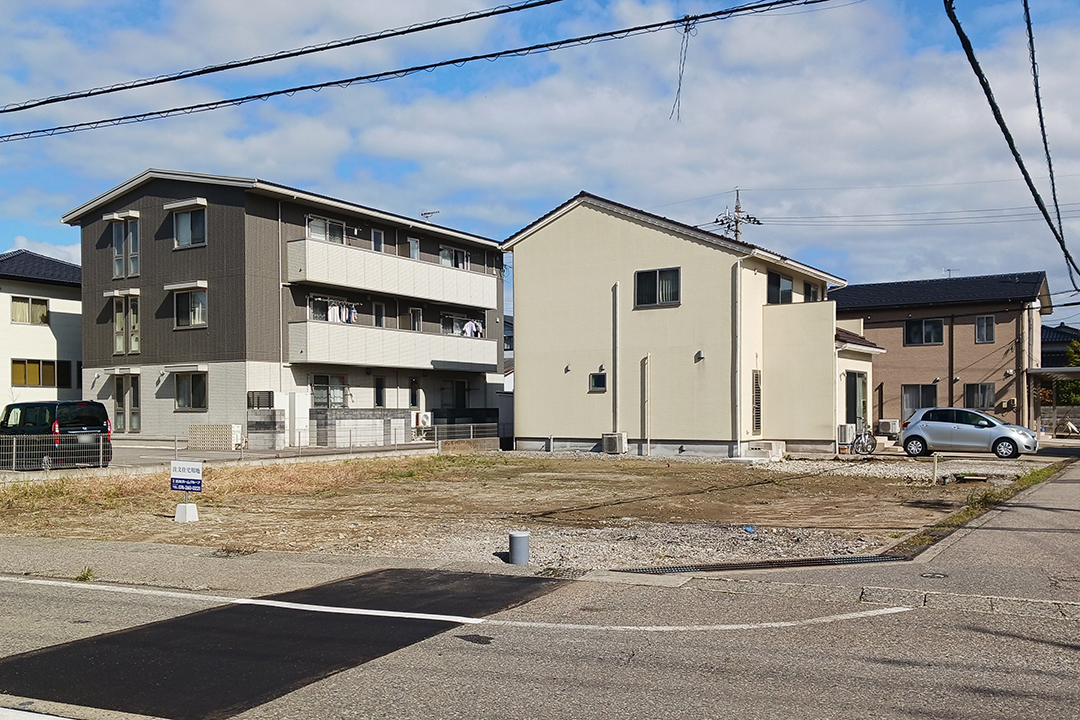 開放感のある南西角地♪南からの日差しが入り、夕方まで明るい陽射しが心地よい環境。周辺にはスーパーや商業施設が揃い、生活利便性の高いエリア。日々のお買い物にも便利です。