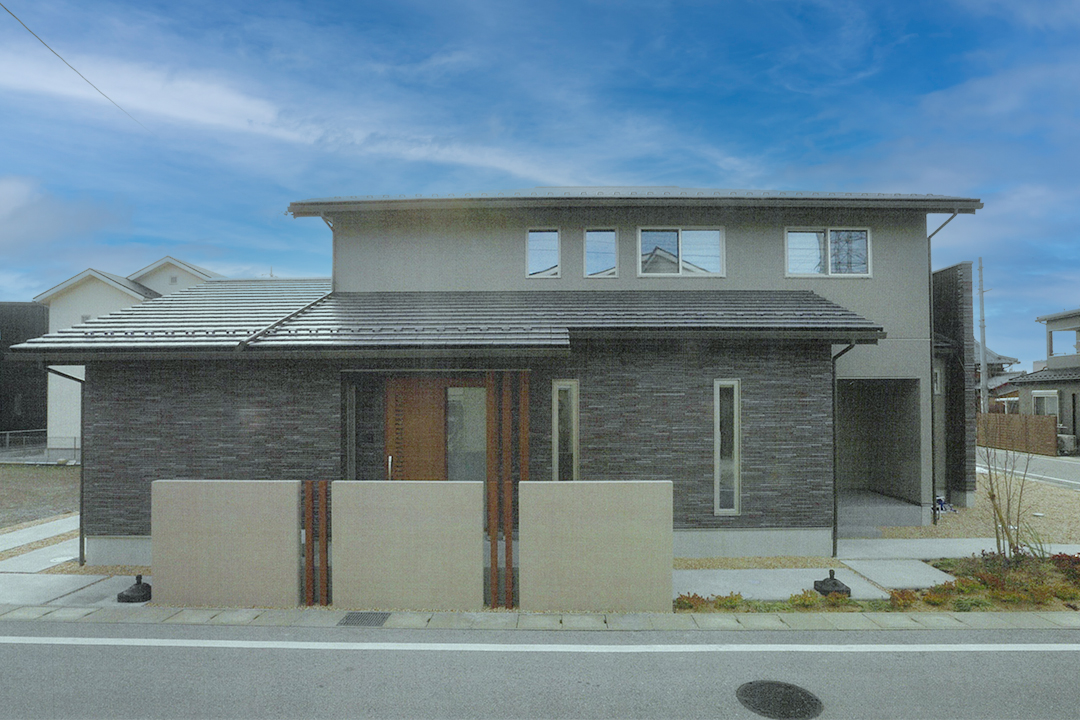 大きな寄棟屋根が醸し出す、おおらかさと安心感のある外観2つの玄関は距離を置いて配置し、それぞれの将来を見据えた設計となっております。暮らしの中で真の家族の「絆」を育む住まいです。