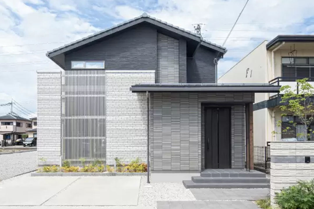 切妻屋根の落ち着いた外観プライバシーをしっかり守りつつも重たく見えないエクステリアデザイン。穏やかで居心地の良い住まいの表情です。
