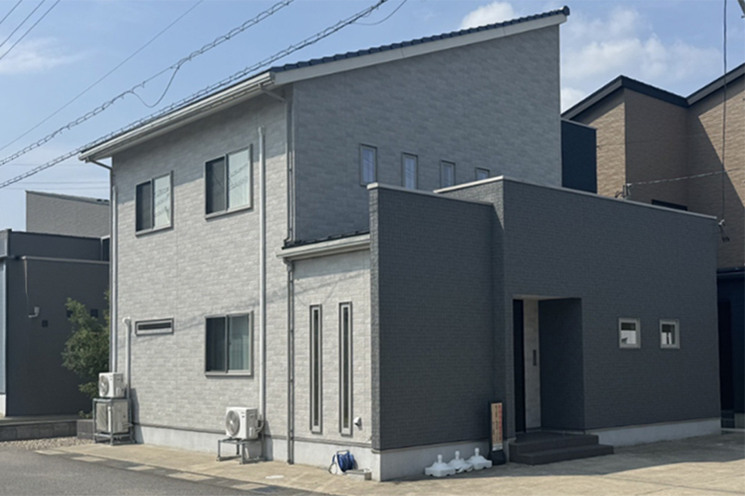 家族との時間を たくさん育める家ママらく育らくで、毎日を暮らしやすく。
「あっ!これ便利」 「使いやすいね!」 となるような
暮らしやすく、安心な提案が盛り沢山!!
家族との時間をたくさん育める住まいです。
※外構部分はCGで描いたもので、実際の仕上がりとは一部異なる場合があります。