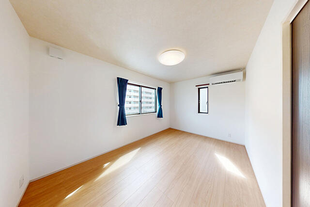 【室内】明るい心地よい、清潔感あふれる2階寝室、エアコン付!ご夫婦で穏やかな時間を過ごせる、くつろぎの空間♪