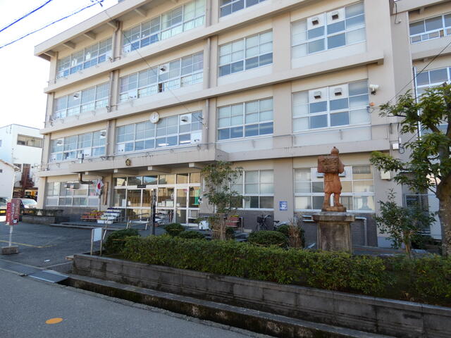 【小学校】富樫小学校 距離：1,400m