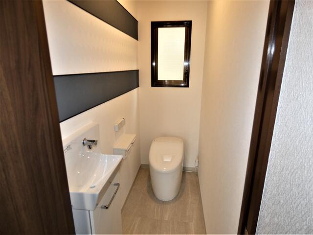 【トイレ】手洗い器の付いた節水型のタンクレスのトイレです。