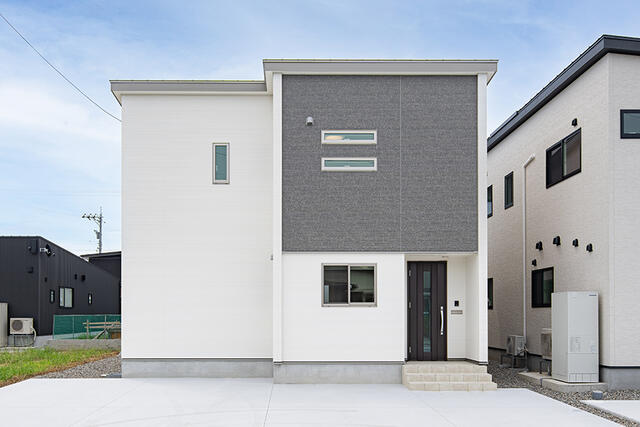 外観【2号棟】駐車場最大4台可!オシャレなツートンからの外観です。