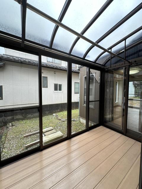 【外観】１階和室隣接サンルーム