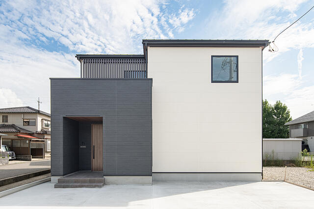 外観駐車最大４台可能なゆとりのスペース。落ち着いたカラーリングとシンプルなラインでまとめたモダンな外観、周辺の環境にも調和しながらも存在感を放ちます。