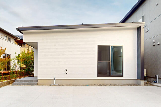 外観駐車３台可！無駄のないフォルム、時を経ても色あせないデザイン。長く心地よく暮らせる住まいです。