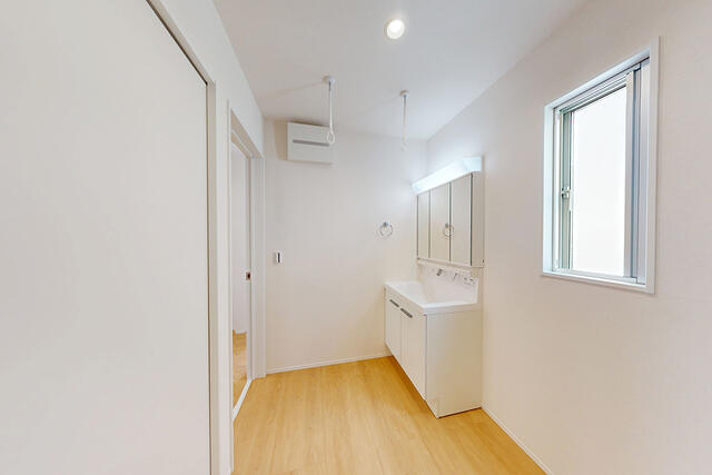 【洗面】ゆとりのある洗面脱衣室には、物干し受けを2セット設置。夜間や雨の日も室内で手軽に洗濯物を干せます。