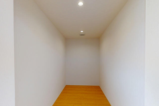 【収納】寝室のウォークインクローゼットは、キャビネットやハンガーパイプを組み合わせて、収納スタイルは自由自在