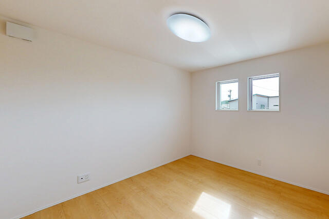 【室内】2階洋室A6帖、南からの陽光が心地よい♪家具も合わせやすく、お子さまと一緒にお部屋作りを楽しめます。