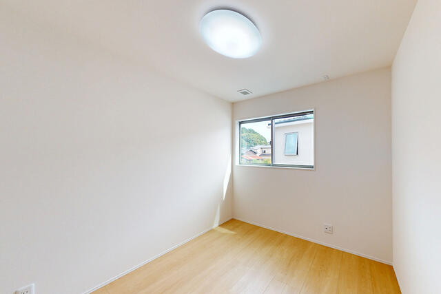 【室内】2階洋室B5.5帖、日差しが穏やかで快適♪遊びに勉強に休息も、バランスよく過ごせる心地いい空間です。