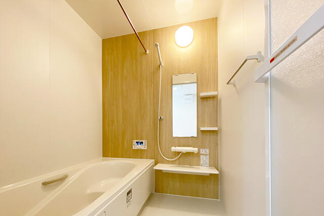 【バス/シャワー】やさしいぬくもりに包まれる、LIXILバスルーム。浴室暖房乾燥機付!冬も夏も快適なバスタイム♪