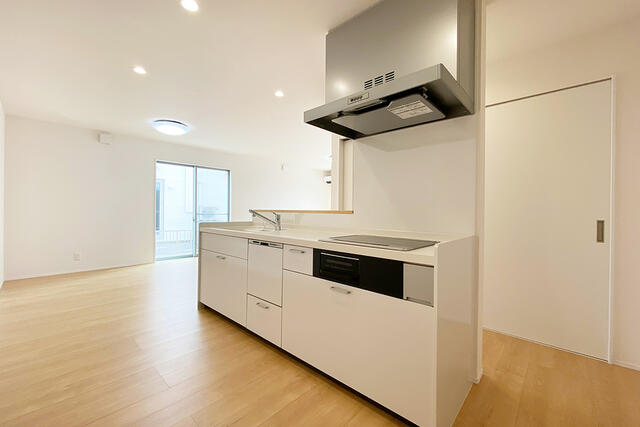 【その他】キッチンには人造大理石シンク・ワークトップ、IHや食洗機付。※仕様の詳細はスタッフにお尋ねください。