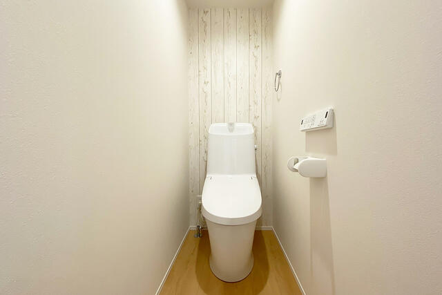 【トイレ】1階トイレは落ち着いた空間演出するアクセントクロス。お手入れしやすいフチレスタイプ、清潔感もキープ♪