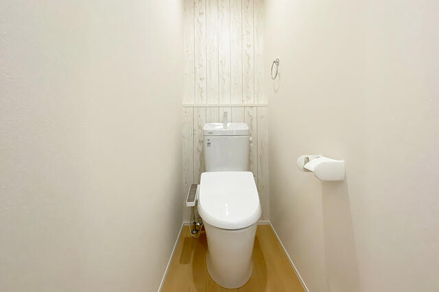 【トイレ】朝のトイレ渋滞も緩和できる2階トイレ。スタイリッシュなアクセントクロス。棚板の上に芳香剤も置けます。