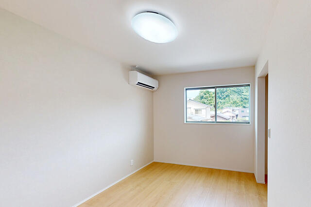 【室内】2階寝室、エアコン付!穏やかで心やすらぐ空間♪ウォークインクローゼットが同室、ゆとりある毎朝の身支度