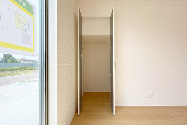 【収納】階段下スペースを活用したリビング収納で収納力アップ!掃除機や古新聞、季節家電もスッキリ片付きます♪