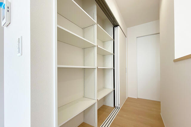 【収納】通路幅を確保したキッチン前の収納。可動棚、備蓄品や日用品を見やすく整理、必要なものをすぐ取り出せます