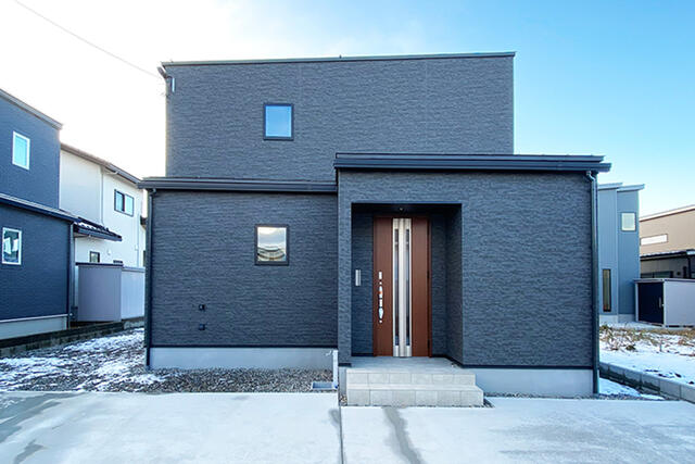 外観【Ｂ棟】駐車場最大３台可！深みと落ち着きを感じさせ、長く愛されるデザインの外観です。