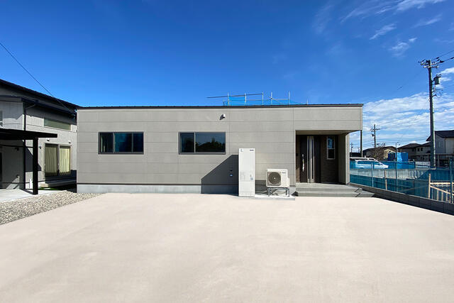 外観駐車最大４台可！落存在感のある「平屋」シンプルモダンな外観♪ＥＶコンセント付！※外構はＣＧ（外構工事１１月末完成予定）