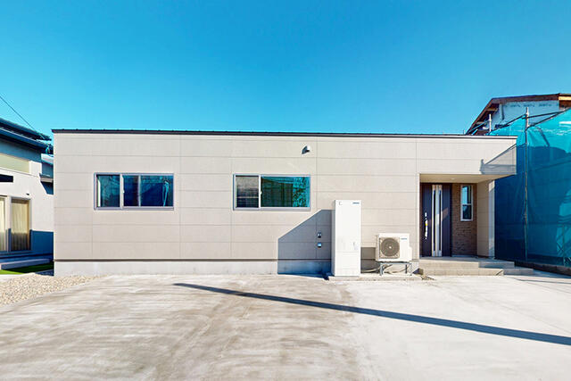 外観駐車最大４台可！すっきりとしたトーンの「平屋」ＥＶコンセントを備え、暮らしに寄り添う設備も充実。家族も車もゆったりと楽しめる、快適な住まいです。