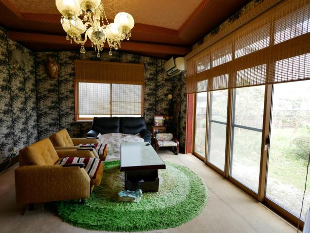 【室内】庭が一望できる応接室