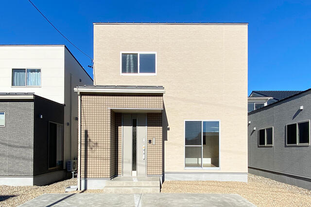 外観【Ｂ棟】駐車場最大２台可！柔らかで落ち着いた色合いが、周囲の景観にやさしく馴染む外観です。