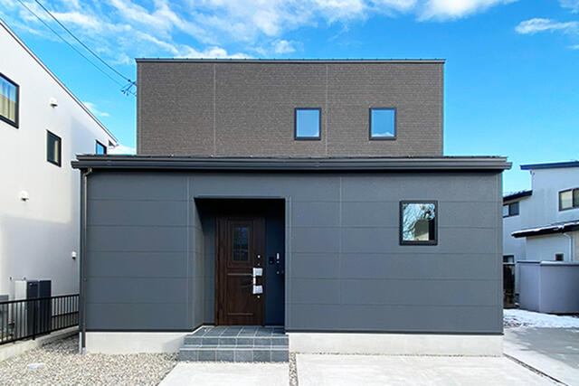 周辺環境駐車場最大３台可！直線を活かしたスマートなフォルムが魅力のモダンな外観♪ＥＶコンセント付！