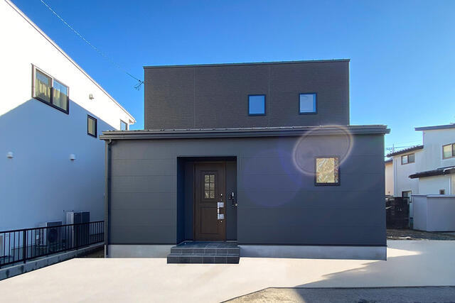 周辺環境駐車場最大３台可！直線を活かしたスマートなフォルムが魅力のモダンな外観♪ＥＶコンセント付！※外構はＣＧ（外構工事１２月下旬完成予定）