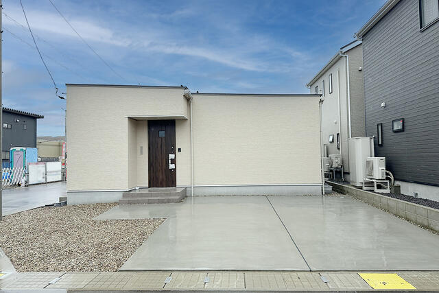 外観駐車２台可！爽やかさと直線美が際立つシンプルモダンな外観。快適な暮らしが広がる住環境です。