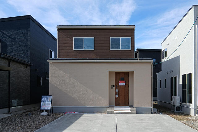 外観【Ａ棟】駐車最大２台可！落ち着きのあるベーシックデザインに、都会的なツートンカラーが映えるスタイリッシュな外観です。