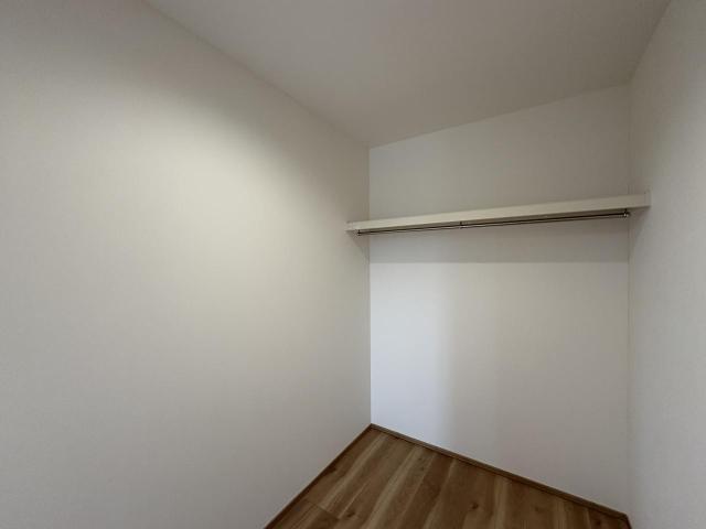【収納】寝室と繋がるウォークインクローゼット