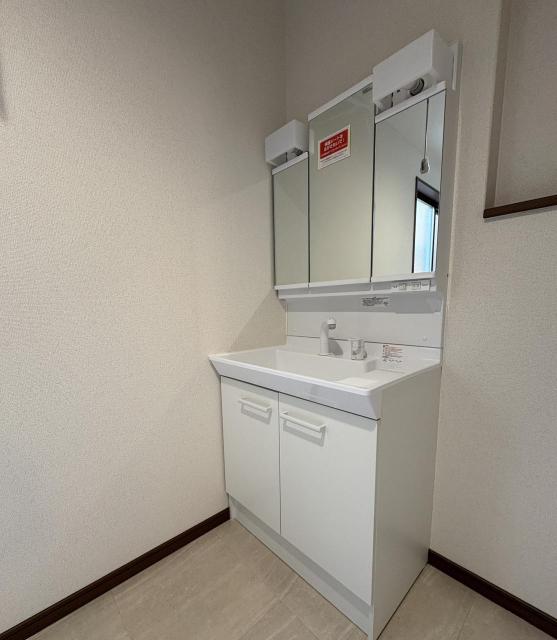 【洗面】ハンドシャワー付き洗面化粧台は３面鏡付き