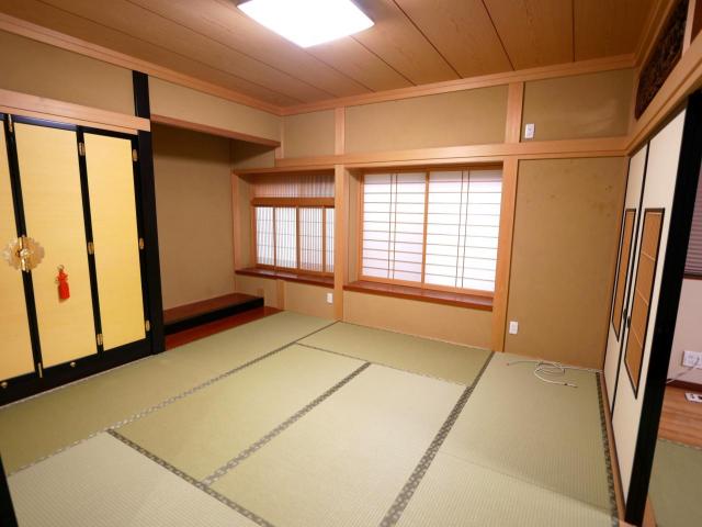 【室内】8帖座敷は床の間仏間付き