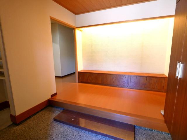 【玄関】大きな飾棚の付いた玄関ホール