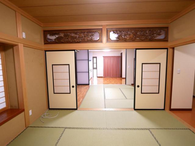 【室内】座敷からリビングキッチンへとつながる続き間