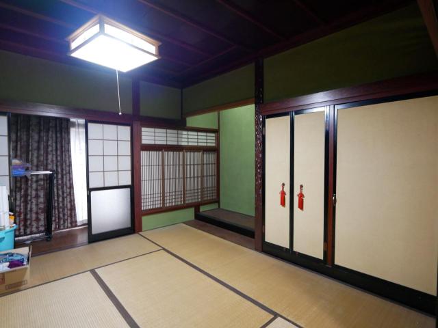 【室内】8帖座敷には縁側のつながりに加え床の間仏間が配置されています