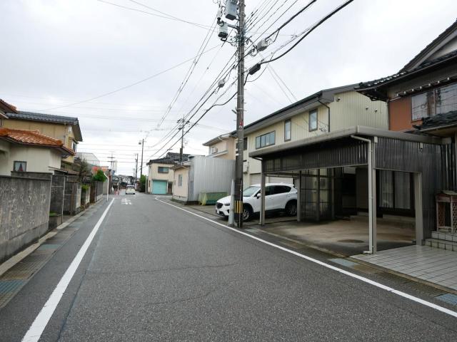 【外観】西から東へ向かう道路