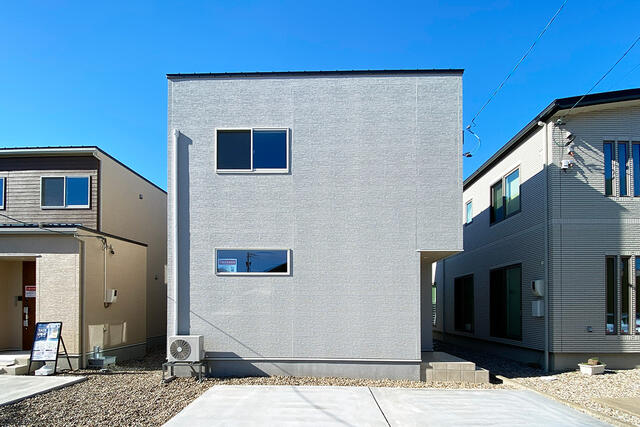 外観【Ｂ棟】駐車場最大２台可！シンプルながら目を引くデザイン。無駄を省いたスクエアフォルムは、窓配置にもこだわった、プライバシーに配慮した外観です。