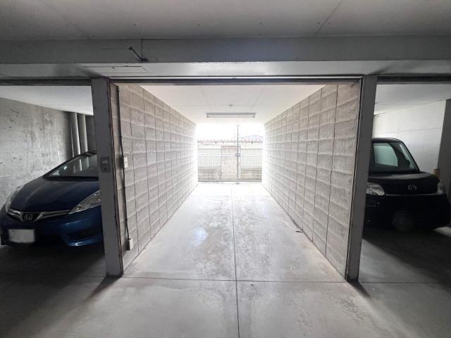 【外観】ガレージ1台分つき