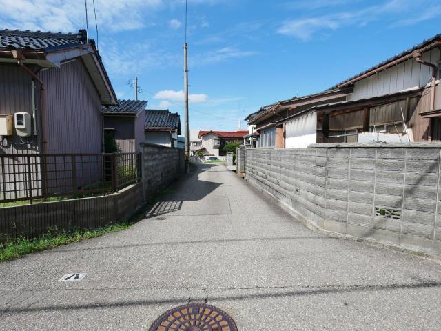 【外観】西側道路（南から）