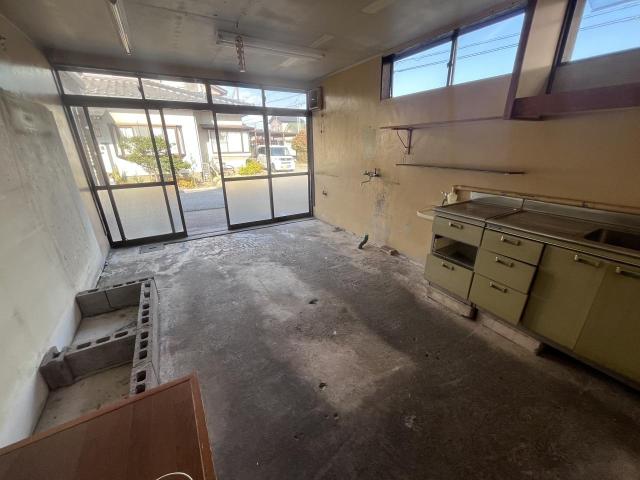 【外観】玄関左の土間