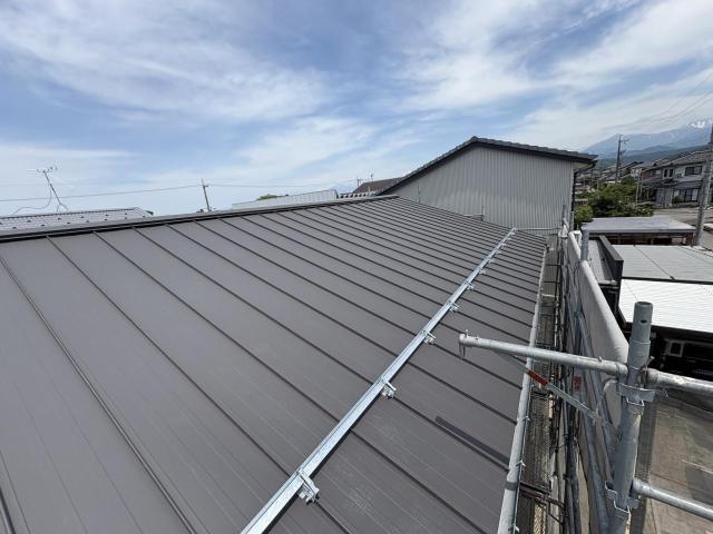 【外観】屋根もカバー工法でリフォーム済です