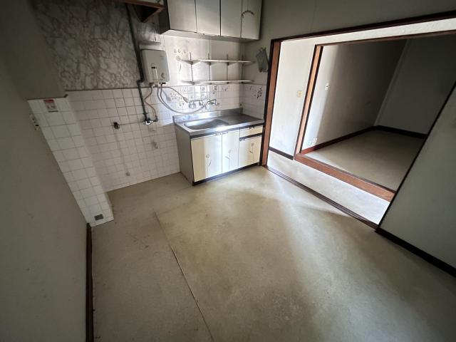 【キッチン】キッチンと廊下を挟んで納戸