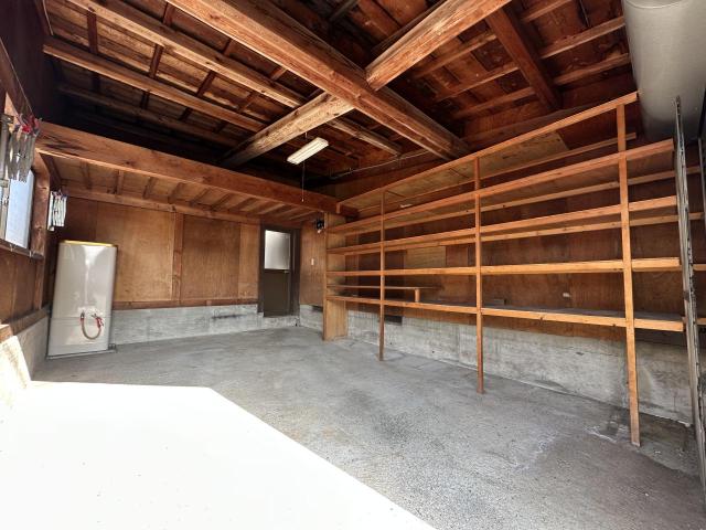 【外観】正面の車庫内部