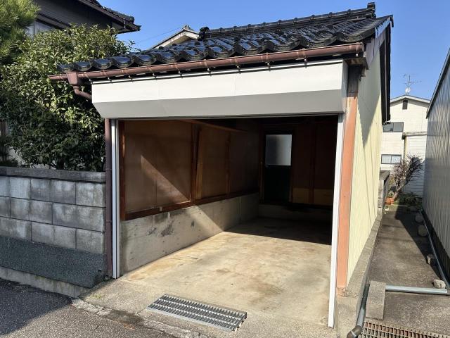 【外観】後方の車庫内部