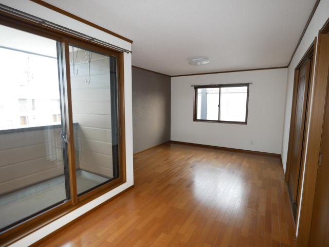 【室内】２階洋室１２．５帖