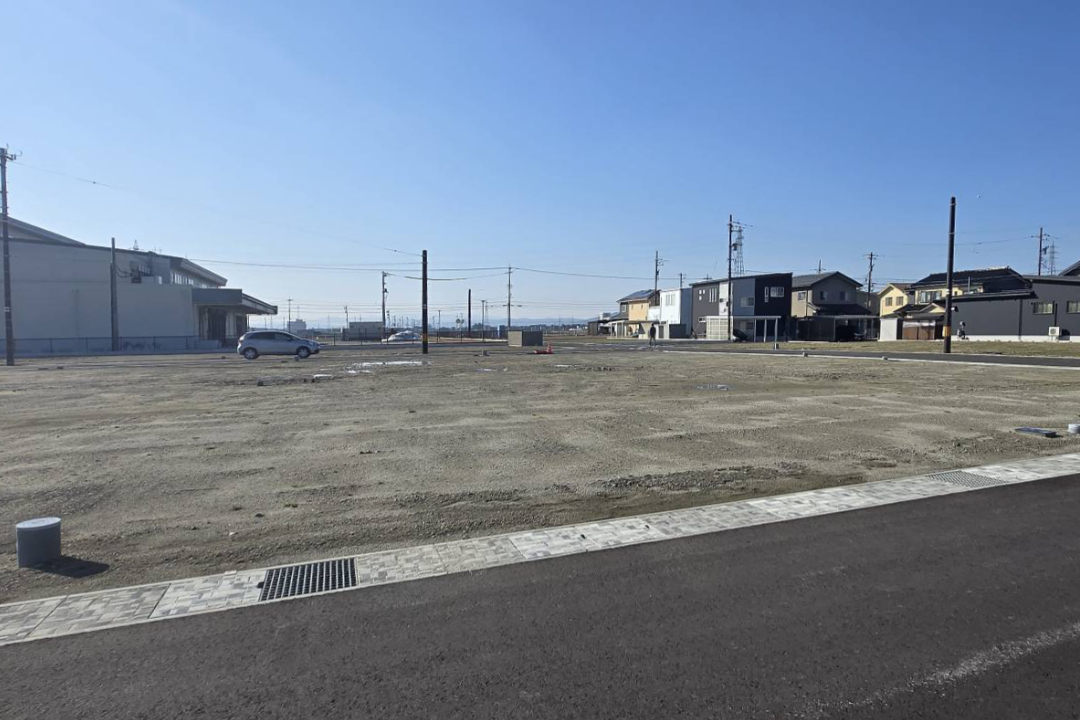 【２４号地】６ｍの開放感がもたらす、ストレスフリーなカーライフ。大型車の離合も、毎日の駐車も、驚くほどスムーズです。