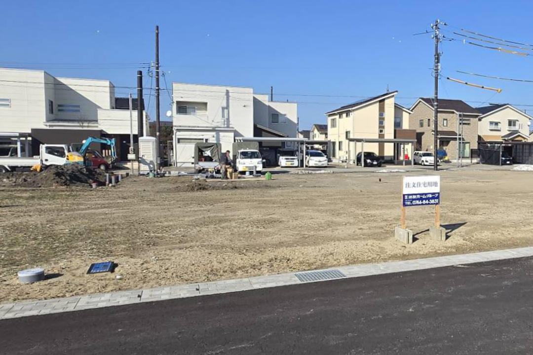 【３５号地】６ｍの開放感がもたらす、ストレスフリーなカーライフ。大型車の離合も、毎日の駐車も、驚くほどスムーズです。