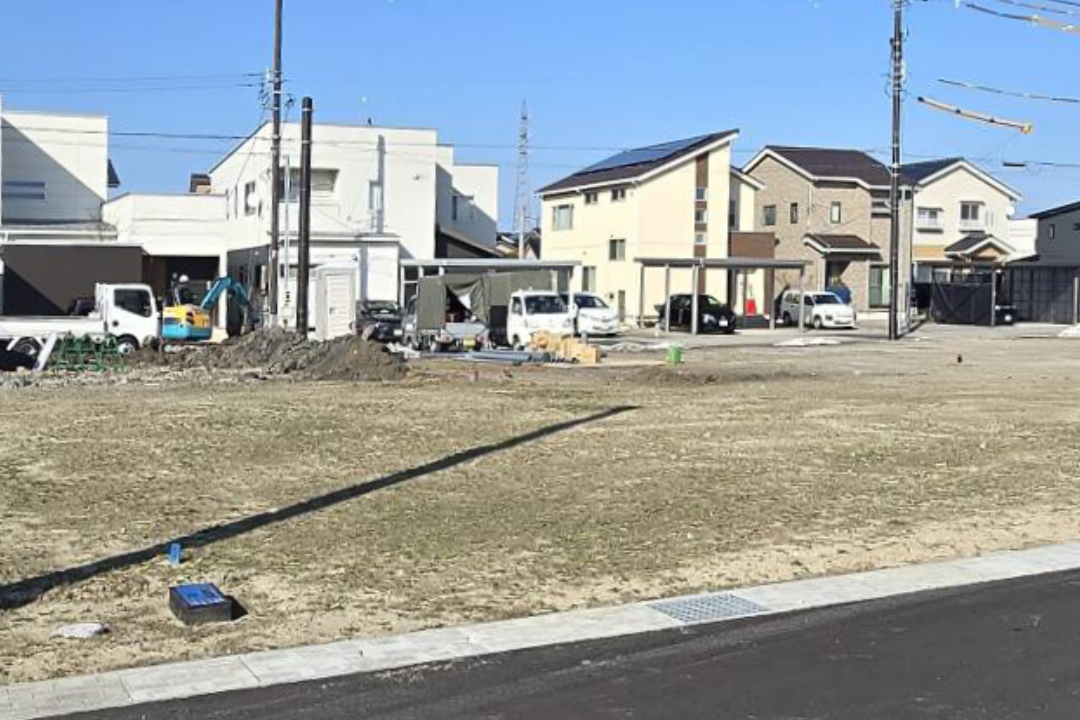 【３６号地】６ｍの開放感がもたらす、ストレスフリーなカーライフ。大型車の離合も、毎日の駐車も、驚くほどスムーズです。